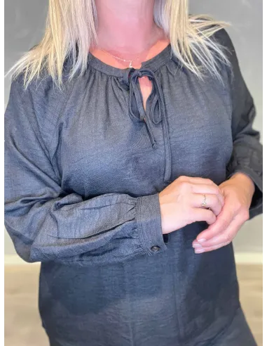 "Nærbillede af bindebånd og manchet på sort bluse til kvinder - TIPPY"