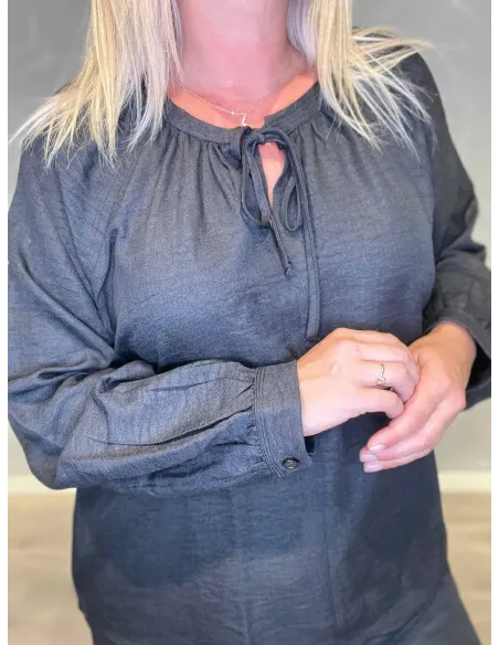 "Nærbillede af bindebånd og manchet på sort bluse til kvinder - TIPPY"