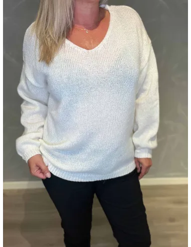 "Nærbillede af V-hals på milk klassisk strik til kvinder - TIPPY"