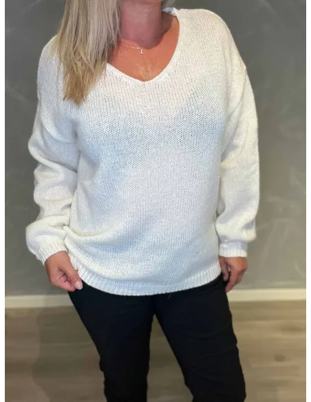 "Nærbillede af V-hals på milk klassisk strik til kvinder - TIPPY"