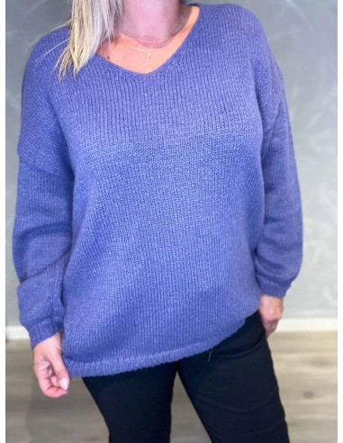"Nærbillede af V-hals på lilla klassisk strik til kvinder - TIPPY"