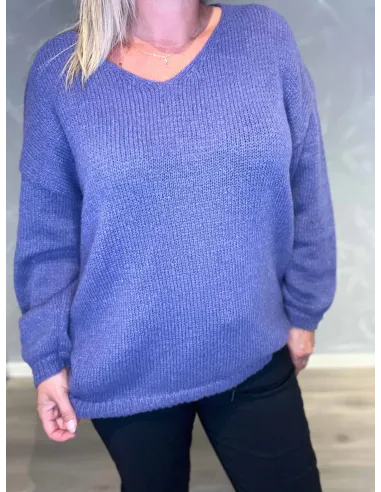 "Nærbillede af V-hals på lilla klassisk strik til kvinder - TIPPY"