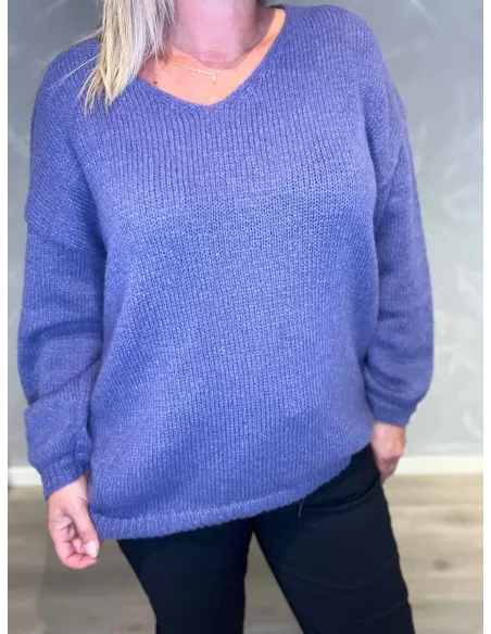 "Nærbillede af V-hals på lilla klassisk strik til kvinder - TIPPY"