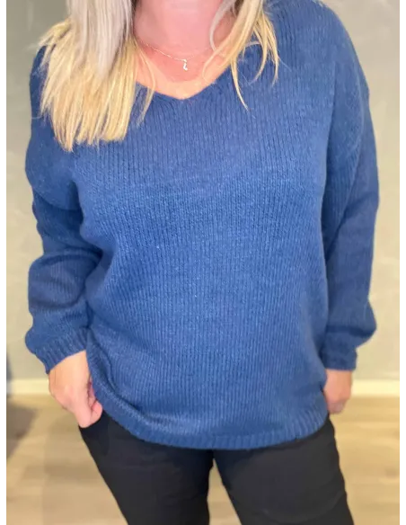 "Nærbillede af V-hals på blå klassisk strik til kvinder - TIPPY"