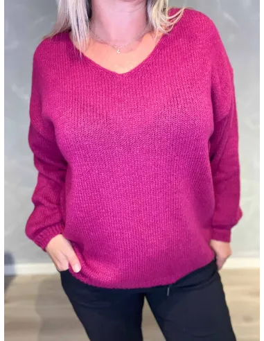 "Nærbillede af V-hals på bordeaux klassisk strik til kvinder - TIPPY"