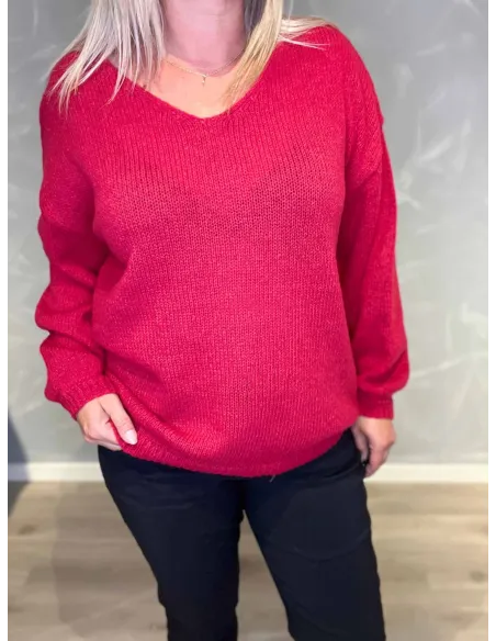 "Nærbillede af V-hals på rød klassisk strik til kvinder - TIPPY"