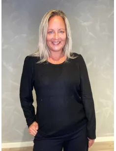 "Sort pullover bluse med pufærmer og rund hals til kvinder - Design by TIPPY"