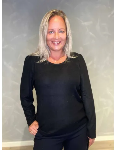 "Sort pullover bluse med pufærmer og rund hals til kvinder - Design by TIPPY"