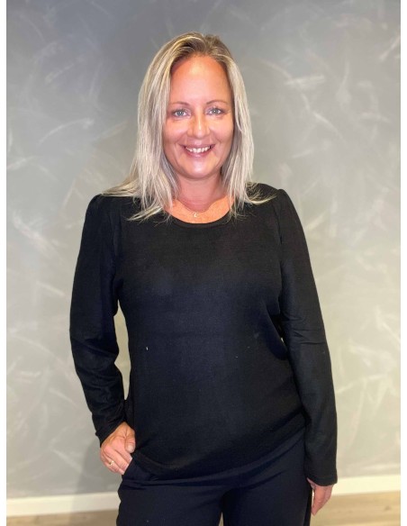 "Sort pullover bluse med pufærmer og rund hals til kvinder - Design by TIPPY"
