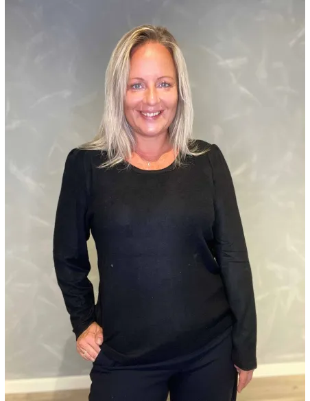 "Sort pullover bluse med pufærmer og rund hals til kvinder - Design by TIPPY"