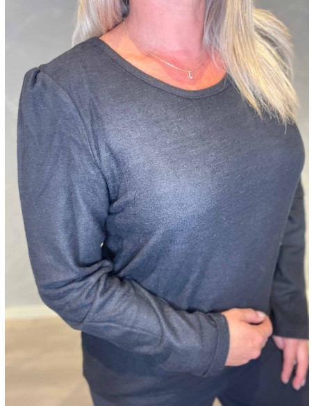 "Nærbillede af pufærmer på sort pullover bluse til kvinder - TIPPY"
