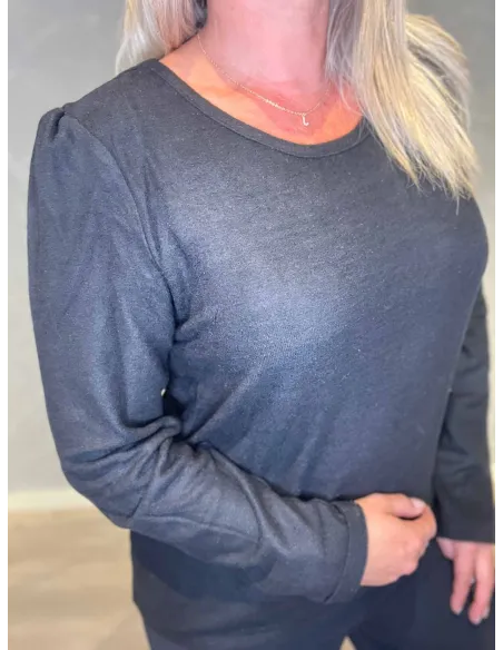 "Nærbillede af pufærmer på sort pullover bluse til kvinder - TIPPY"