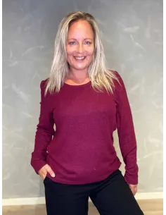 "Meleret bordeaux pullover bluse med pufærmer og rund hals til kvinder - Design by TIPPY"