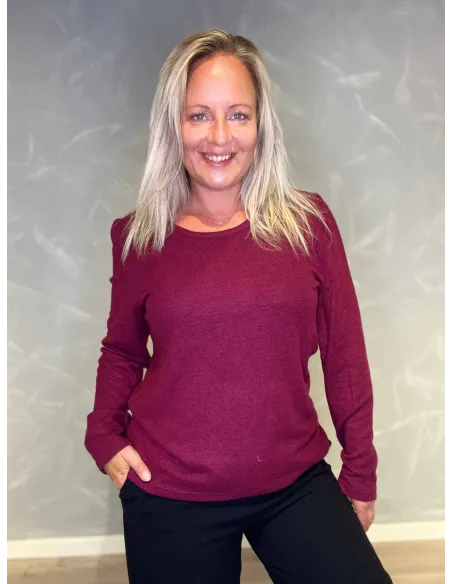 "Meleret bordeaux pullover bluse med pufærmer og rund hals til kvinder - Design by TIPPY"