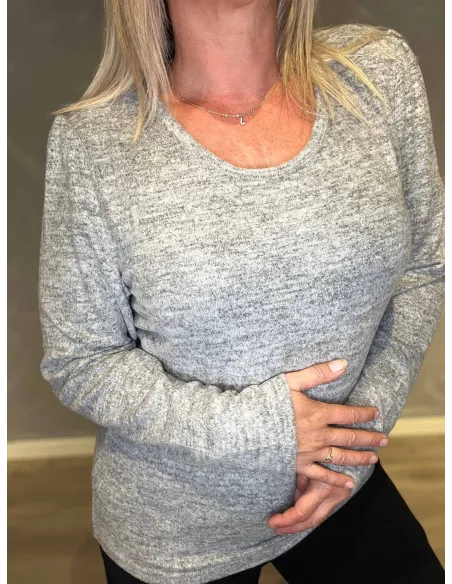 "Nærbillede af pufærmer på meleret grå pullover bluse til kvinder - TIPPY"