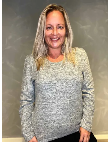 "Meleret grå pullover bluse med pufærmer og rund hals til kvinder - Design by TIPPY"