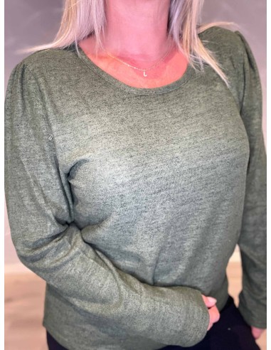 "Nærbillede af pufærmer på meleret grøn pullover bluse til kvinder - TIPPY"