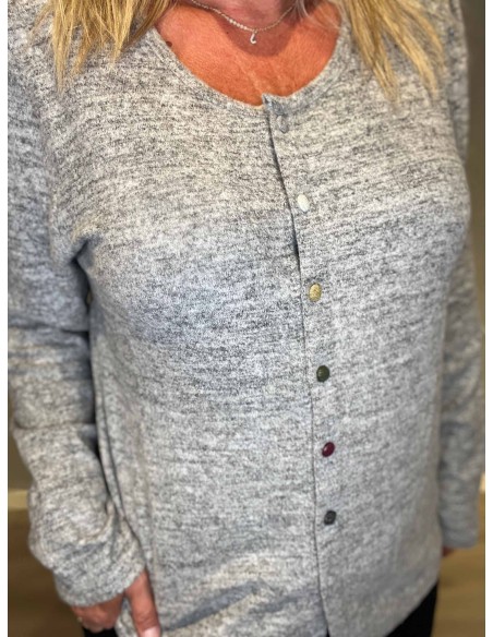 "Nærbillede af farvede knapper på grå meleret cardigan til kvinder - TIPPY"