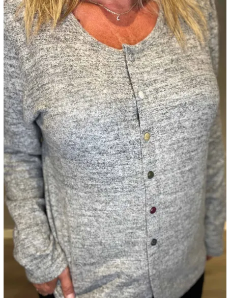 "Nærbillede af farvede knapper på grå meleret cardigan til kvinder - TIPPY"