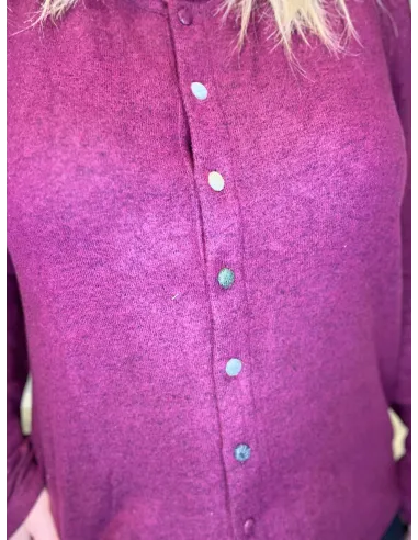 "Nærbillede af farvede knapper på meleret bordeaux cardigan til kvinder - TIPPY"