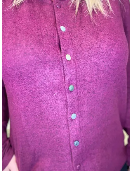 "Nærbillede af farvede knapper på meleret bordeaux cardigan til kvinder - TIPPY"