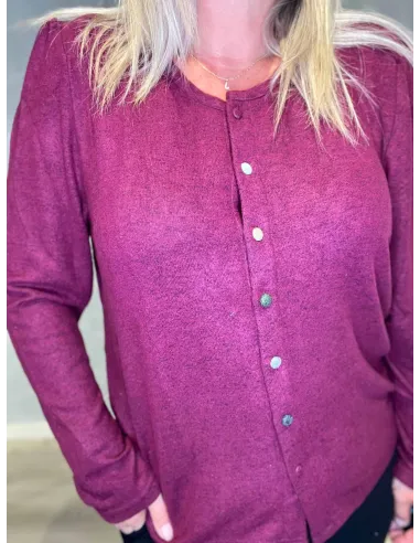 "Nærbillede af farvede knapper på meleret bordeaux cardigan til kvinder - TIPPY"