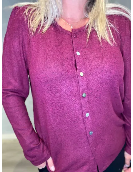 "Nærbillede af farvede knapper på meleret bordeaux cardigan til kvinder - TIPPY"