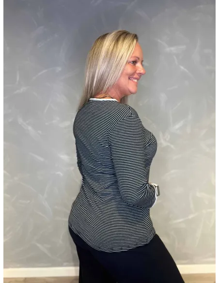 "Bagside af sort stribet t-shirt til kvinder - TIPPY"