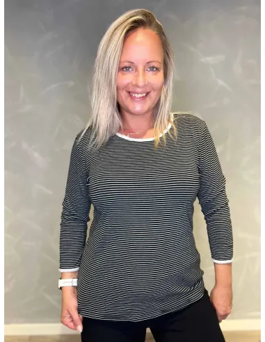 "Sort stribet t-shirt med hvide striber til kvinder - TIPPY Design"