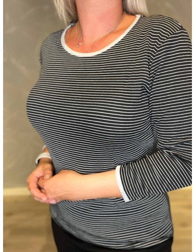 "Nærbillede af hvide striber på sort t-shirt til kvinder - TIPPY"