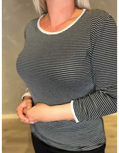 "Nærbillede af hvide striber på sort t-shirt til kvinder - TIPPY"