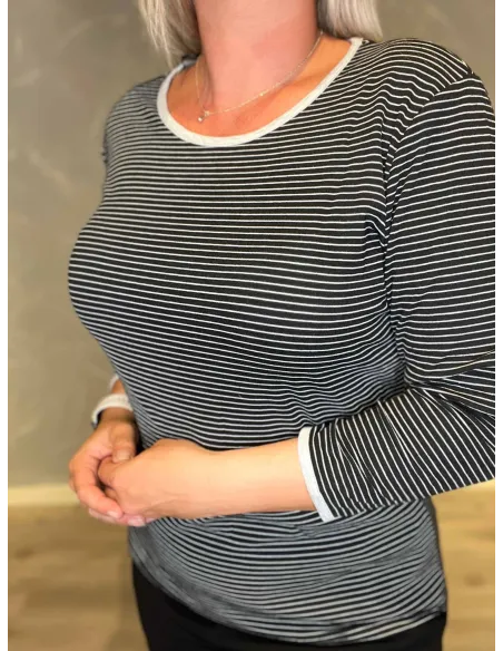 "Nærbillede af hvide striber på sort t-shirt til kvinder - TIPPY"