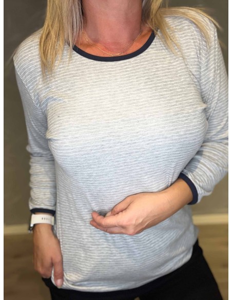 "Nærbillede af hvide striber på grå t-shirt til kvinder - TIPPY"