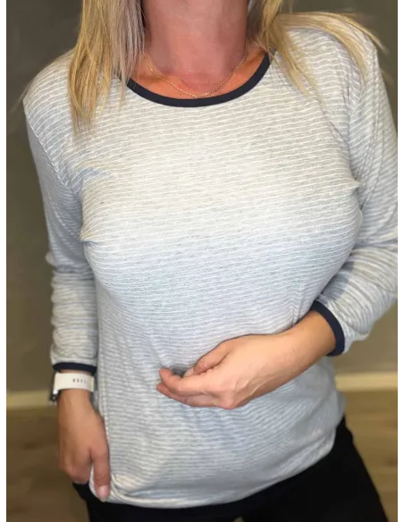 "Nærbillede af hvide striber på grå t-shirt til kvinder - TIPPY"