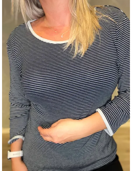 "Nærbillede af hvide striber på navy t-shirt til kvinder - TIPPY"
