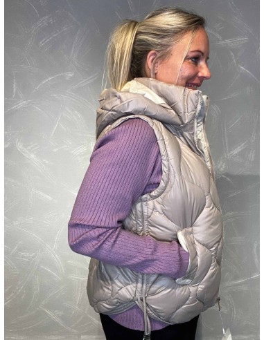"Nærbillede af quilt design på beige dynevest til kvinder - TIPPY"