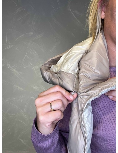 "Aftagelig hætte og dybe lommer på beige dynevest til kvinder - TIPPY"