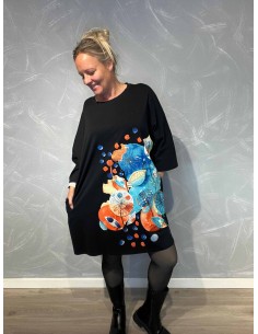 "Sort kjole med colourful splash print og lommer til kvinder - TIPPY Collection"