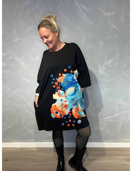 "Sort kjole med colourful splash print og lommer til kvinder - TIPPY Collection"