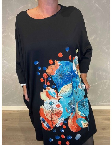 "Nærbillede af farverigt blomster print på sort kjole til kvinder - TIPPY"
