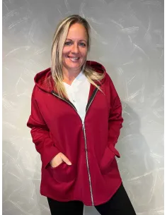 "Maroon overgangsjakke med lynlås, hætte og lommer til kvinder - TIPPY Collection"