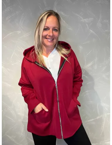 "Maroon overgangsjakke med lynlås, hætte og lommer til kvinder - TIPPY Collection"