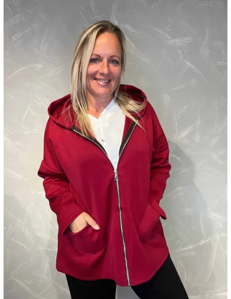 "Maroon overgangsjakke med lynlås, hætte og lommer til kvinder - TIPPY Collection"