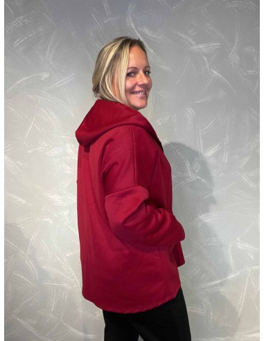 "Bagside af maroon overgangsjakke med lynlås og hætte til kvinder - TIPPY"