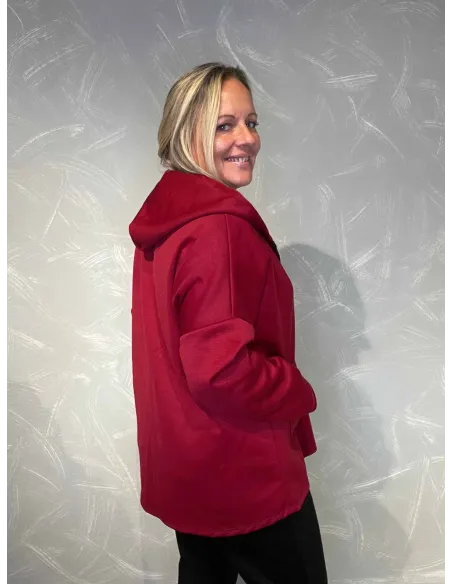 "Bagside af maroon overgangsjakke med lynlås og hætte til kvinder - TIPPY"