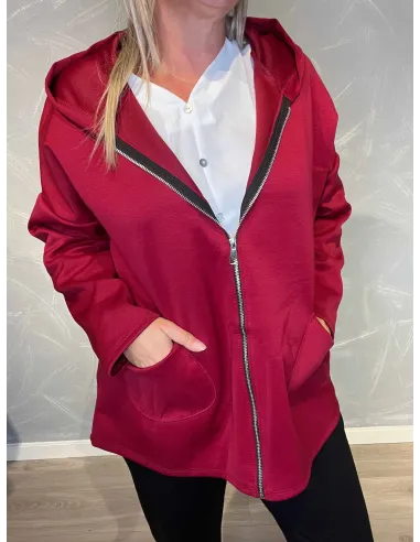 "Nærbillede af lynlås og lommer på maroon overgangsjakke til kvinder - TIPPY"