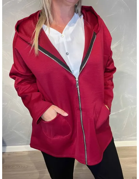 "Nærbillede af lynlås og lommer på maroon overgangsjakke til kvinder - TIPPY"