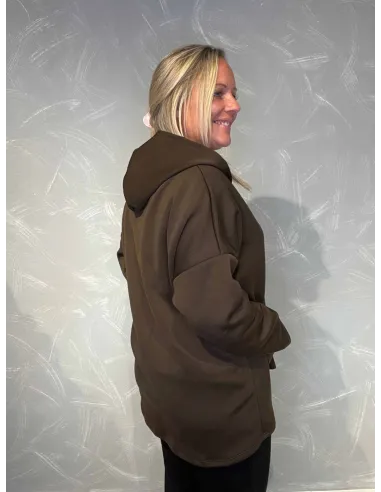 "Bagside af brun overgangsjakke med lynlås og hætte til kvinder - TIPPY"