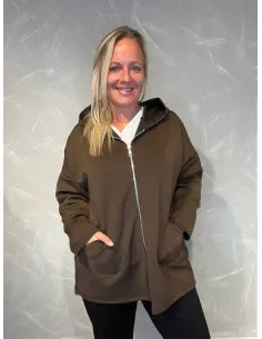 "Brun overgangsjakke med lynlås, hætte og lommer til kvinder - TIPPY Collection"