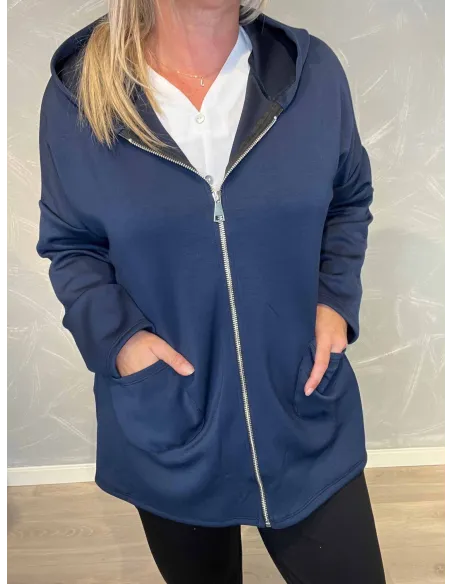 "Nærbillede af lynlås og lommer på navy overgangsjakke til kvinder - TIPPY"